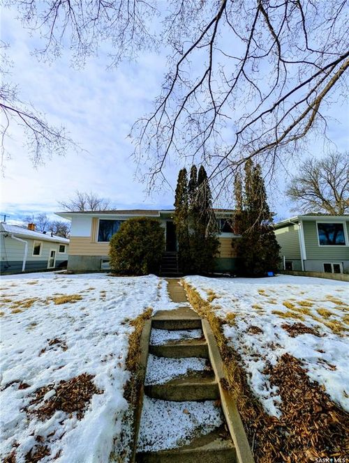 448 6th Ave Nw, Swift Current, SK, S9H0Y3 | Card Image