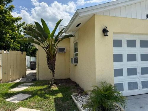 1-1800 Pinehurst Dr, West Palm Beach, FL, 33407-3512 | Card Image