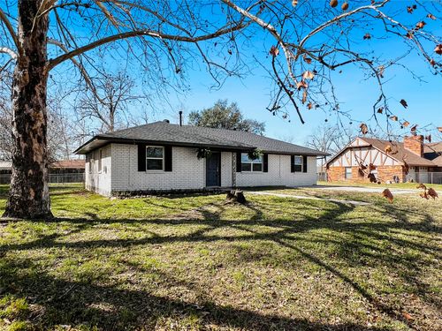 803 W 25th St, Cameron, TX, 76520-1131 | Card Image
