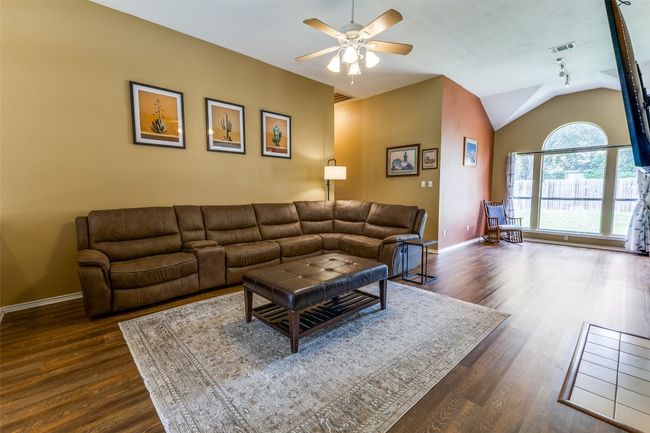 Living area with vaulted ceilings | Image 4
