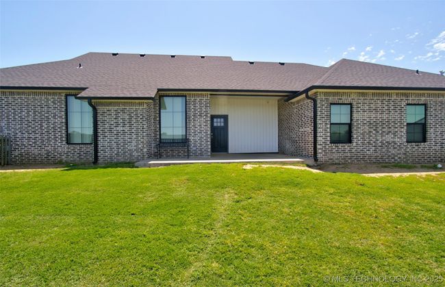 Back of home - covered patio | Image 37