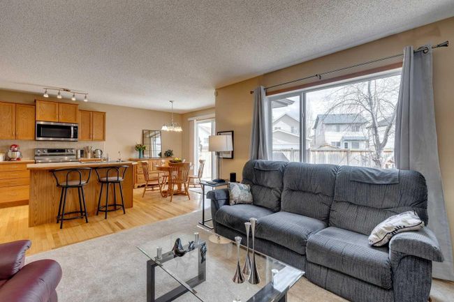 332 Cranfield Gardens Se, Home with 4 bedrooms, 3 bathrooms and 4 parking in Calgary AB | Image 4