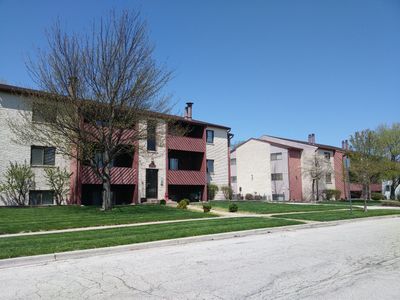 2A - 1913 Tracy Drive, Condo with 2 bedrooms, 1 bathrooms and 1 parking in Bloomington IL | Image 1