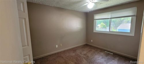 15987 Centralia, Redford, MI, 48239-3822 | Card Image