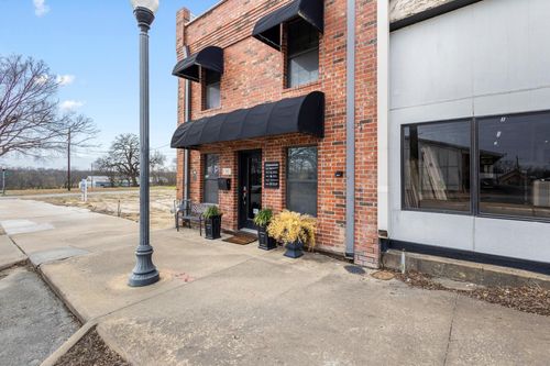 211 N Main St, Bonham, TX, 75418-4318 | Card Image