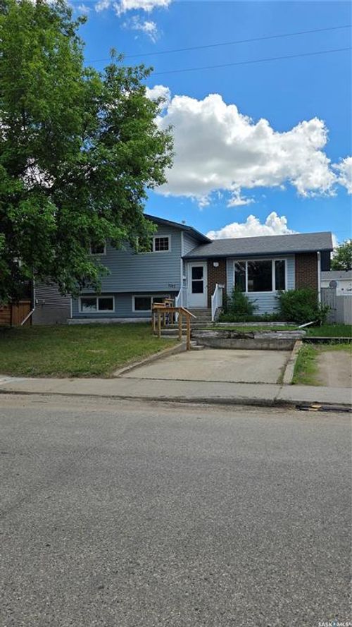 1107 Lillooet Street W, Moose Jaw, SK, S6H5A2 | Card Image