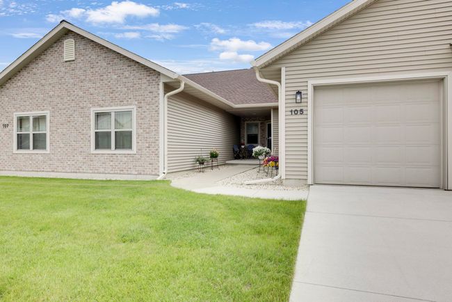 105 Community Dr, Condo with 3 bedrooms, 3 bathrooms and null parking in FALL RIVER WI | Image 47
