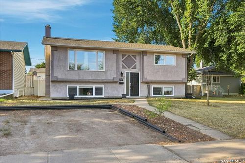 1109 Lillooet Street W, Moose Jaw, SK, S6H5A2 | Card Image
