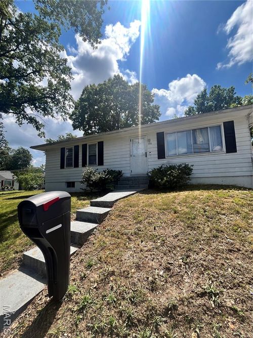 700 Ruggles Rd, Ferguson, MO, 63135-3152 | Card Image