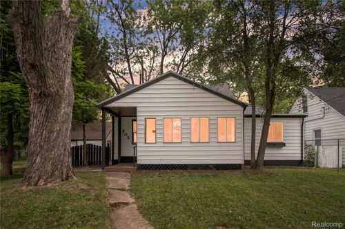 205 E Potter Ave, Lansing, MI, 48910-7428 | Card Image