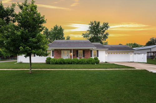 956 E Orleans St, Paxton, IL, 60957-1817 | Card Image