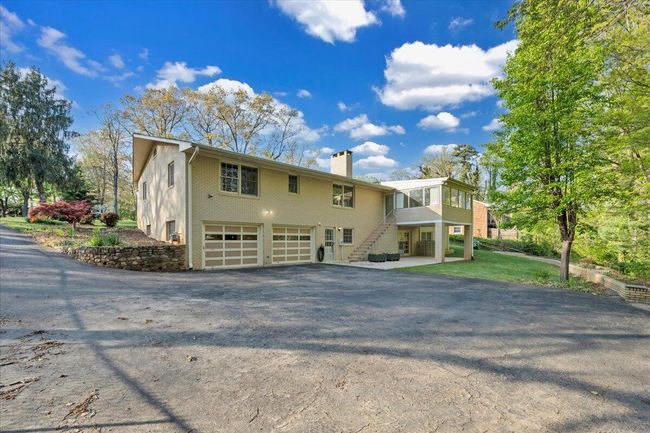 LARGE DRIVEWAY! | Image 8