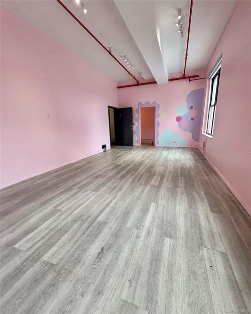 218-2525 Borden Avenue, New York, NY, 11101 | Card Image