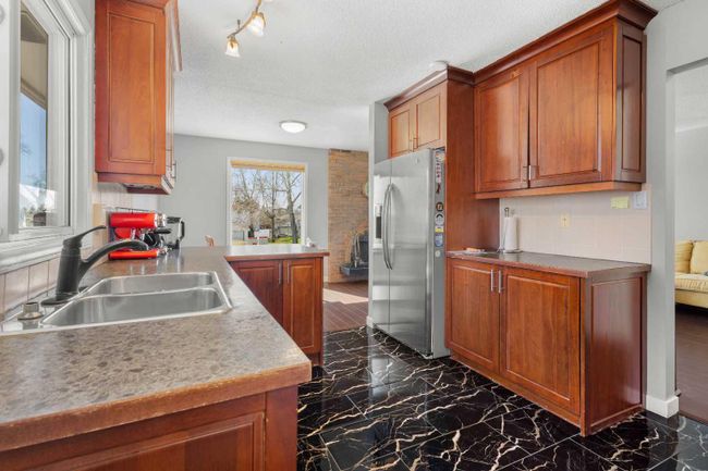 379 Rundleview Drive Ne, Home with 3 bedrooms, 2 bathrooms and 2 parking in Calgary AB | Image 9
