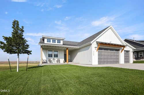 2709 44th Ave W, Williston, ND, 58801-6985 | Card Image