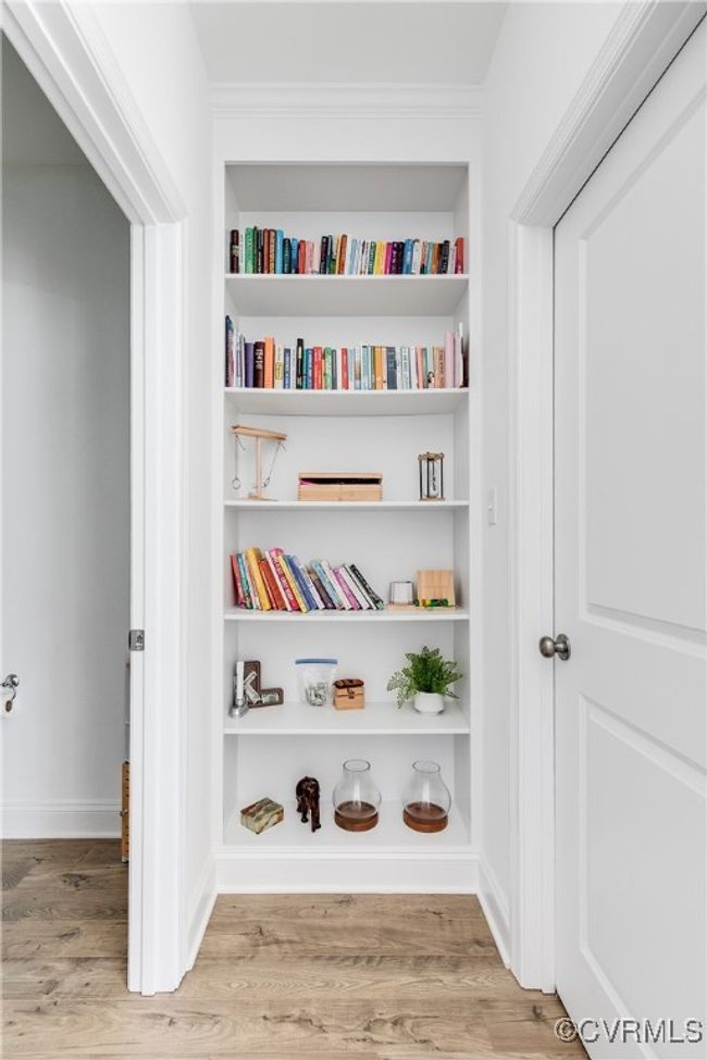 Built-in book case in the kitchen. | Image 16
