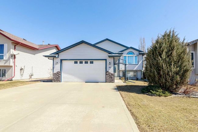 10 Plumtree Crescent, Home with 2 bedrooms, 3 bathrooms and 5 parking in Blackfalds AB | Image 2