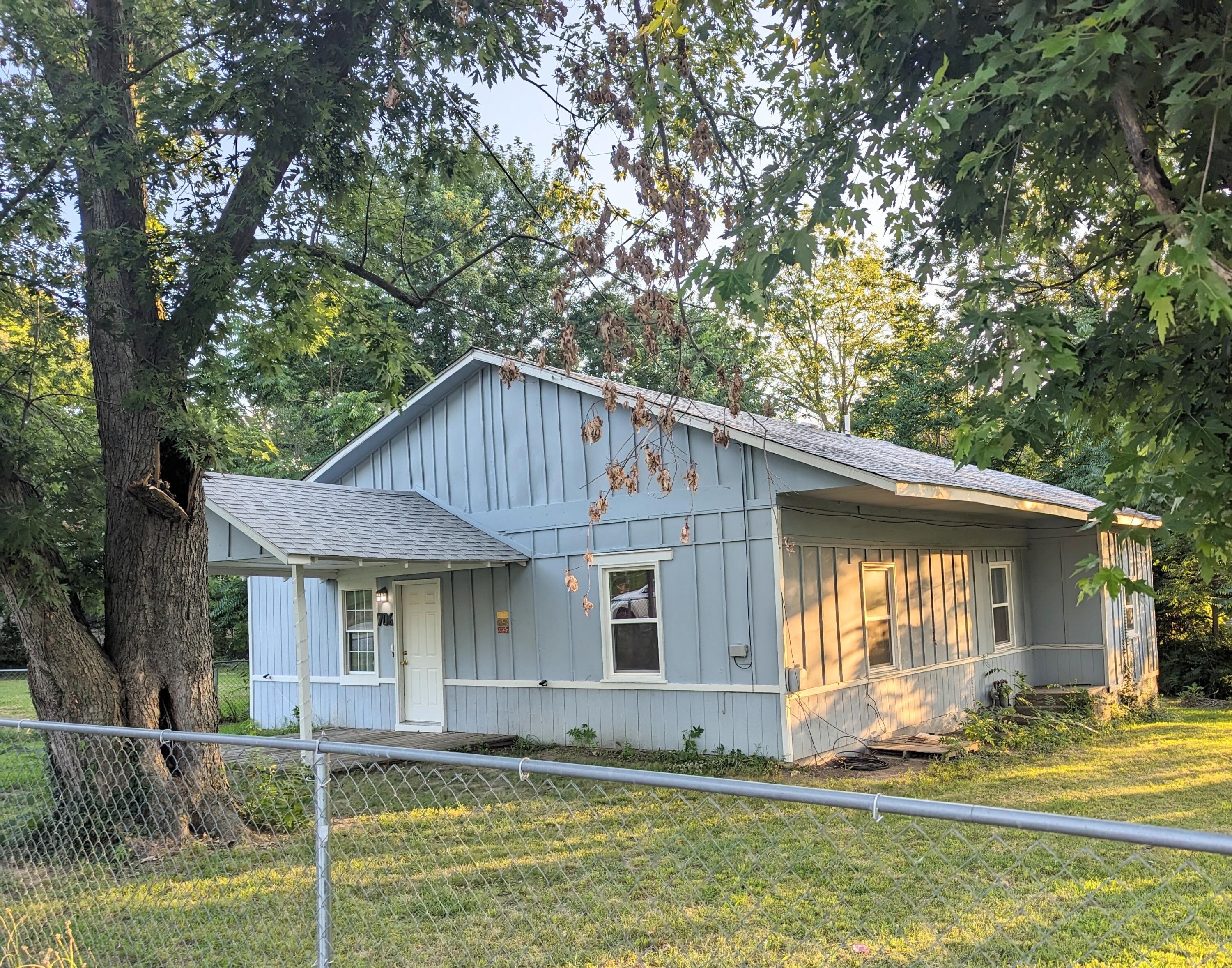 Cedar St, Nevada, MO 64772