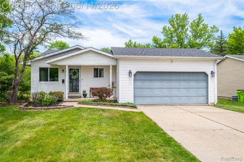 600 W Caroline St, Fenton, MI, 48430-2813 | Card Image