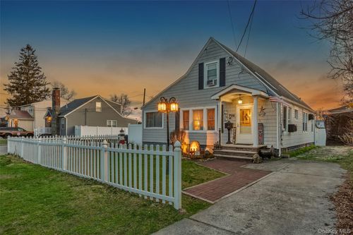 708 Prospect Pl, Bellmore, NY, 11710-4520 | Card Image