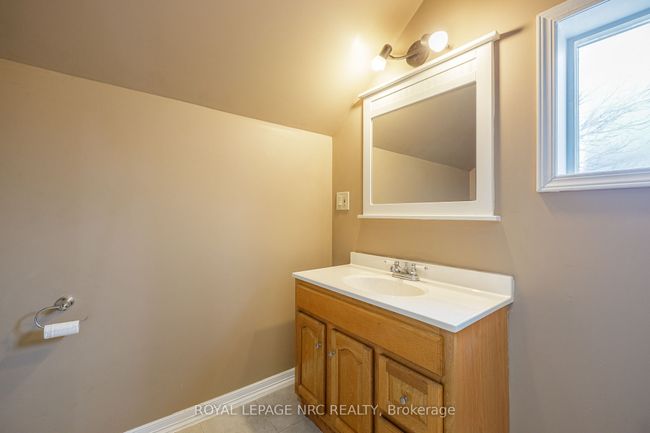 4160 Dorchester Rd, Home with 3 bedrooms, 2 bathrooms and 4 parking in Niagara Falls ON | Image 17
