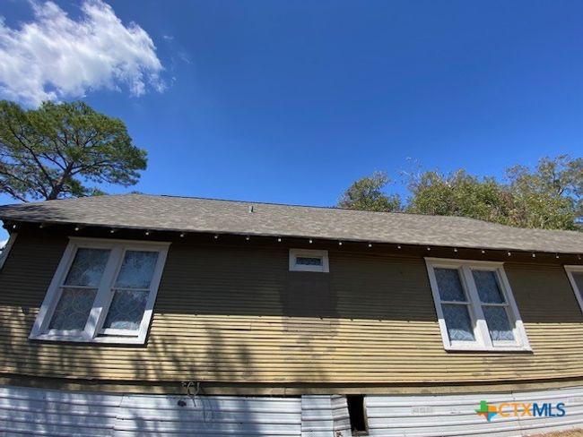 409 E Hochheim St, House other with 3 bedrooms, 2 bathrooms and null parking in Yoakum TX | Image 10