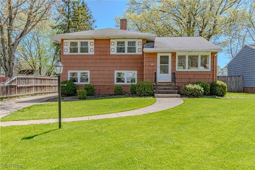 11153 Stoneham Rd, Parma Heights, OH, 44130-3046 | Card Image