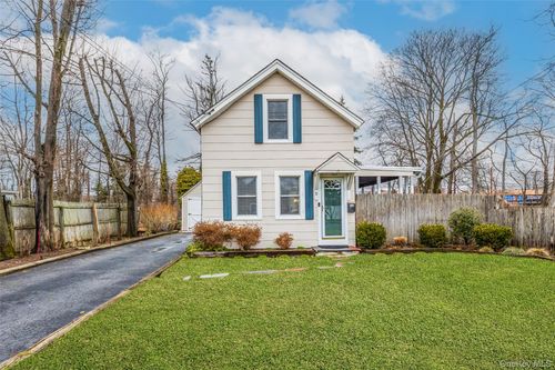 5 Wall St, East Islip, NY, 11730-1716 | Card Image
