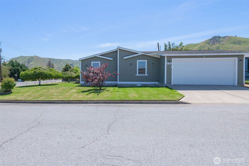 401 Ridgeview Loop Dr, Wenatchee, WA, 98801-9416 | Card Image