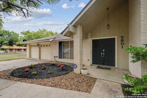 5801 Windvale Dr, Windcrest, TX, 78239-1952 | Card Image