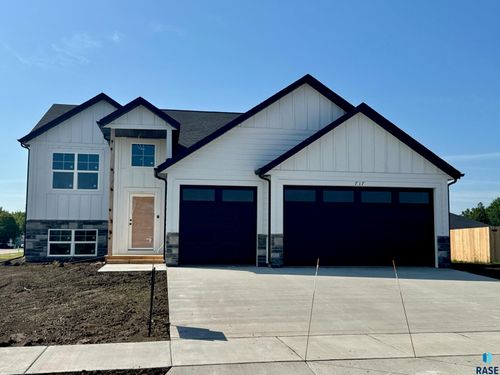 717 Estate St, Harrisburg, SD, 57032-2577 | Card Image