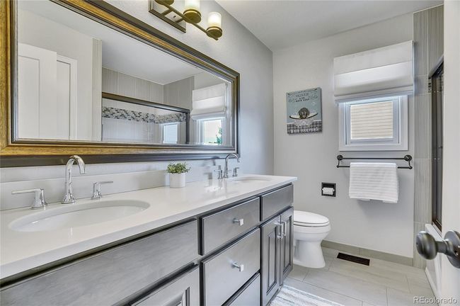 Upper guest bath | Image 29