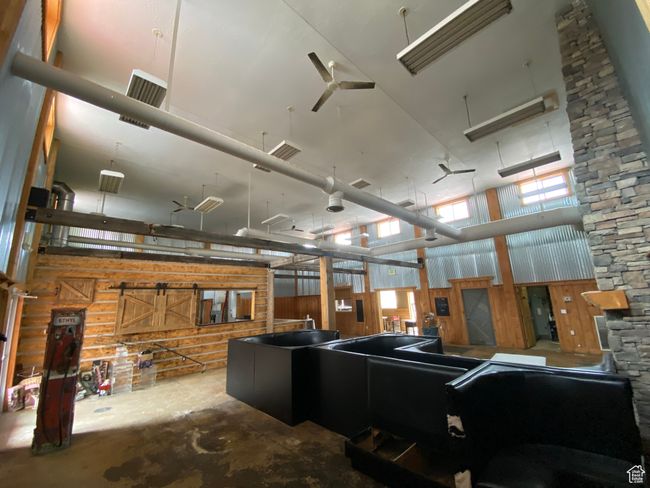 Garage featuring visible vents and ceiling fan | Image 28