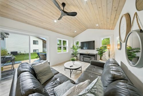 92 Mary St, Creemore, ON, L0M1G0 | Card Image