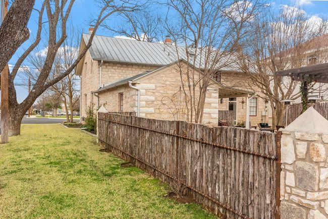 125 W San Antonio St, Home with 2 bedrooms, 3 bathrooms and 2 parking in Fredericksburg TX | Image 34