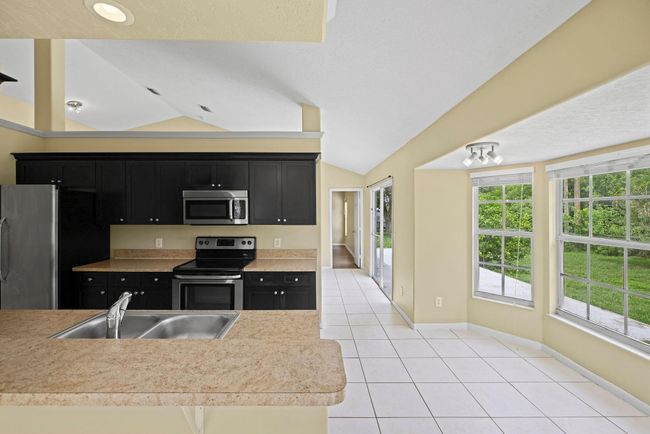 562 Sw Badger Ter, House other with 3 bedrooms, 2 bathrooms and null parking in Port St. Lucie FL | Image 15