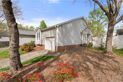 127 Pebble Ridge Ln, Winston Salem, NC, 27104-2537 | Card Image