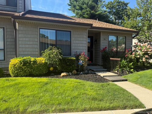 31 Stanford Ct, Wantagh, NY, 11793-1865 | Card Image