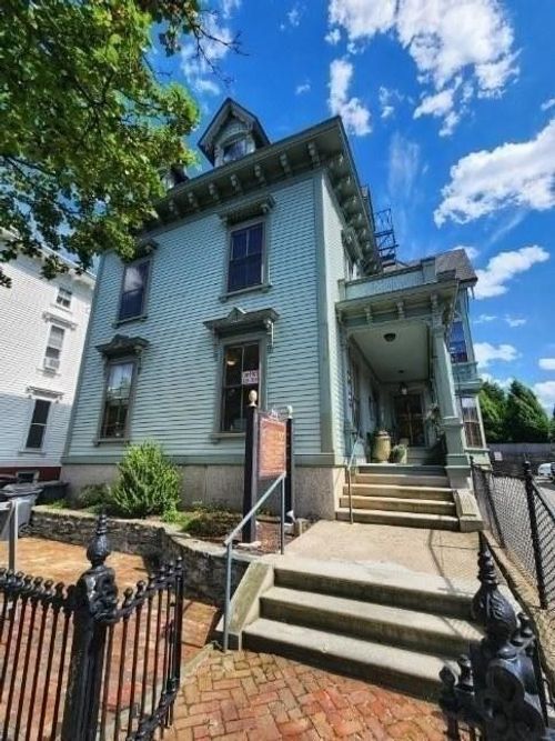 390 Broadway, Providence, RI, 02909-1468 | Card Image