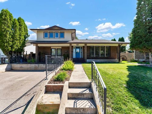 957 Holt Crescent Ne, Medicine Hat, AB, T1C1K4 | Card Image