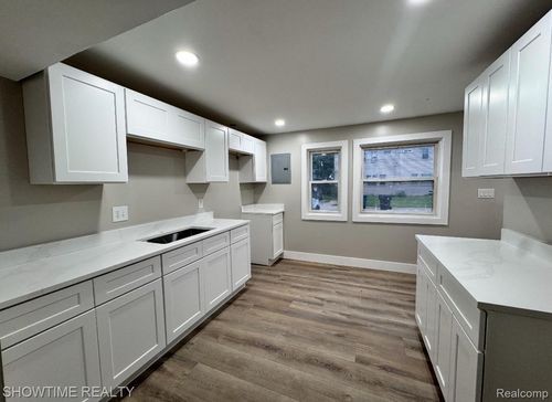 33109 Alberta St, Westland, MI, 48186-4648 | Card Image