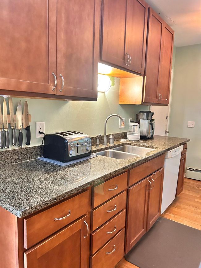 Beatiful Granite Countertop | Image 30