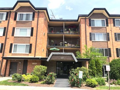 102 - 1117 S Old Wilke Road, Condo with 2 bedrooms, 2 bathrooms and 2 parking in Arlington Heights IL | Image 1