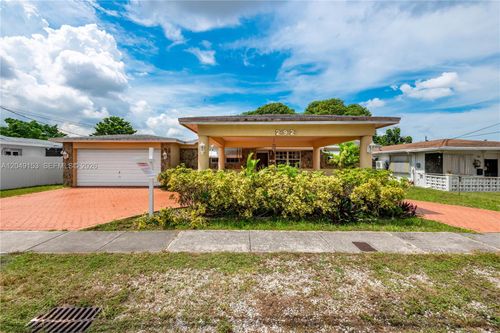 292 W 39th Pl, Hialeah, FL, 33012-4338 | Card Image