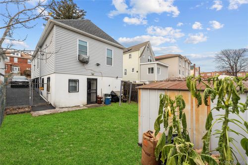 3030 Kingsland Ave, Bronx, NY, 10469-3212 | Card Image