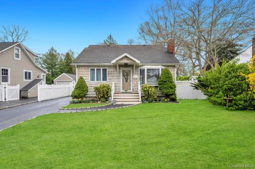 5 Washington Ave, East Islip, NY, 11730-1111 | Card Image