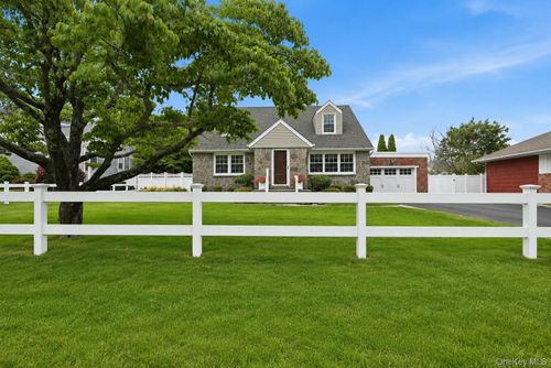 11 Cliftwood Dr, Huntington, NY, 11743-2102 | Card Image