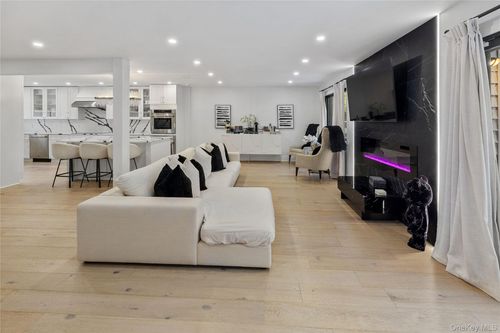 24 Chestnut Ln, Woodbury, NY, 11797-1911 | Card Image