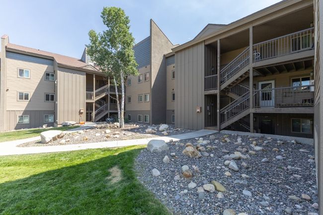 Courtyard of the front of the unit. | Image 24