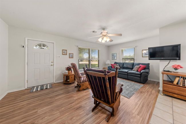 386 W Main St, House other with 3 bedrooms, 2 bathrooms and null parking in Elm Mott TX | Image 4